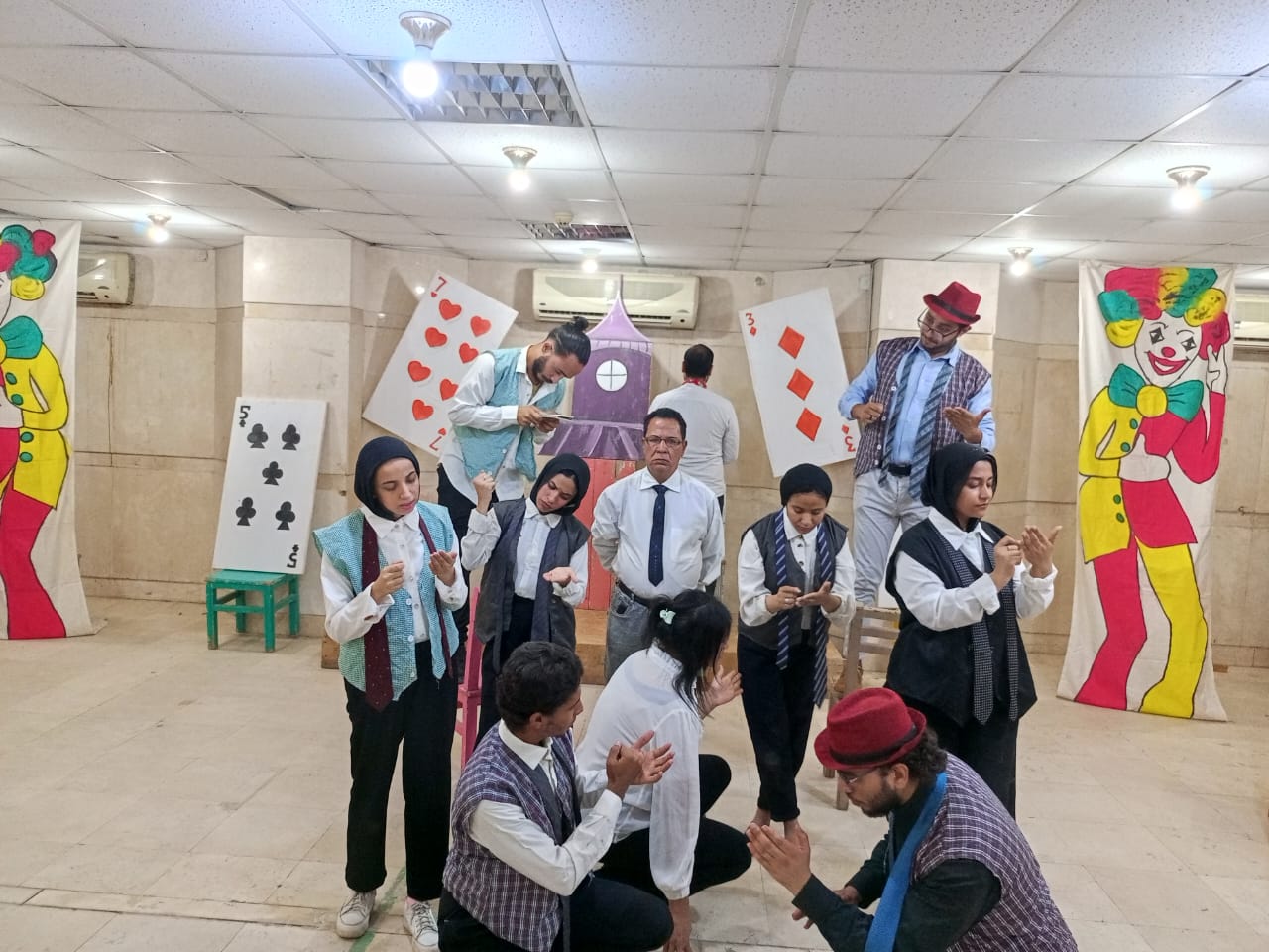 سترة لفرقة سوهاج المسرحية.. عرض يجمع الكوميديا والدراما ويكشف تناقضات الواقع